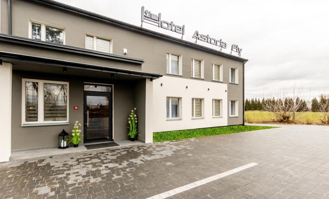 Astoria Fly Modlin Airport Aparthotel Pomiechówek Exteriör bild